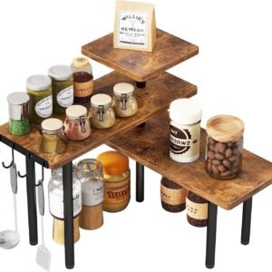 IBUYKE Scaffale Angolare per Cucina,portaspezie a 3 ripiani,organizer per riporre spezie, 4 ganci laterali,Organizzatore da appoggio,per cucina, bagno, bancone, mobile,marrone rustico,TLJ023H