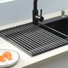 ViWaVee, pieghevole, rimovibile, in acciaio inox, sopra il lavello della cucina, scolapiatti, supporto per tappetino, organizer per tazze, frutta, verdura, nero