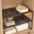 Organizzatore per armadio impilabile – Divisori metallici estensibili per scarpiera, cucina e bagno, scaffale salvaspazio per casa, studenti, ufficio e famiglie, diverse dimensioni (ANero)